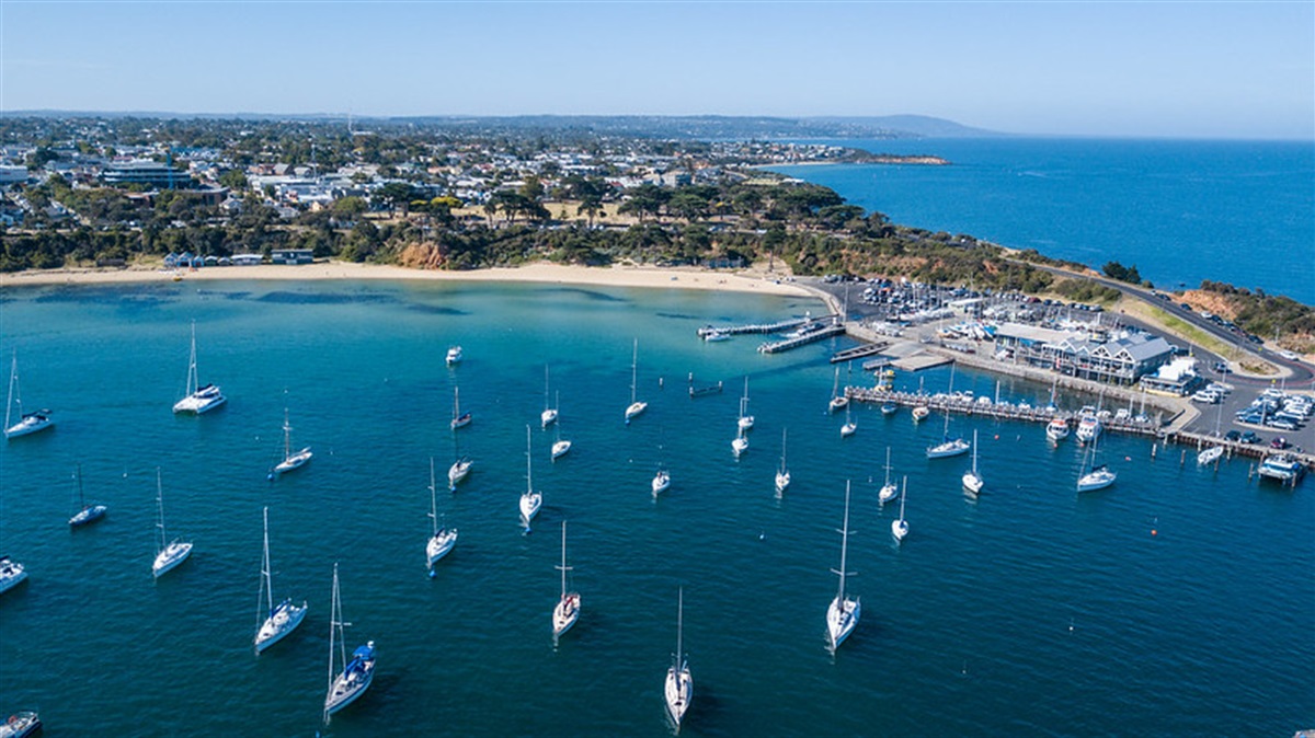 Distinctive Australian Travel Experiences: Mountain Retreats and Coastal Adventures